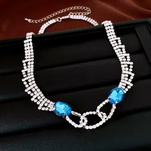 Detailaufnahme einer eleganten Silberhalskette mit blauen Kristallen und Straßsteinen