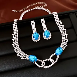 Silberfarbenes Halsketten- und Ohrring-Set mit blauen Kristallen und Strasssteinen