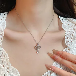 Vue détaillée d'un élégant collier cœur en zircon plaqué or 14K sur le cou d'un mannequin
