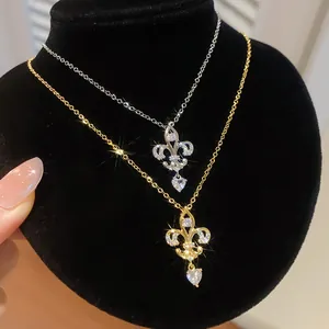 Vue détaillée de deux élégants pendentifs coeur en zircon sur un support en velours