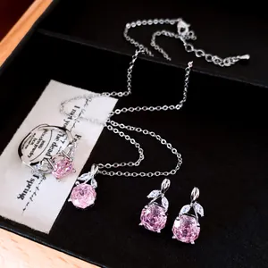 Elegantes Schmuckset mit rosa Zirkonia-Blumen: Halskette, Ohrringe und Damenring