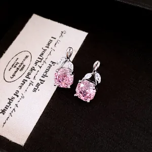 Detailansicht eleganter rosa Blumenstecker mit schimmernden klaren Zirkonia-Blättern.
