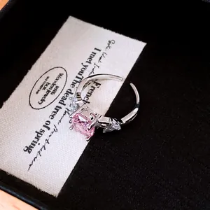 Detailansicht eines eleganten verstellbaren Rings mit rosa ovalem Zirkonia-Stein