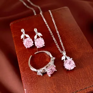 Detailaufnahme des Schmucksets mit Halskette, Ohrringen und Ring aus rosa Zirkon-Blumen auf Leder