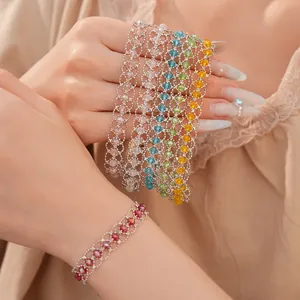 Détail de bracelets ajustables élégants en perles de verre tressées sur un poignet