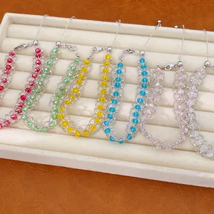 Vue détaillée de bracelets en perles de verre tissées dans diverses couleurs