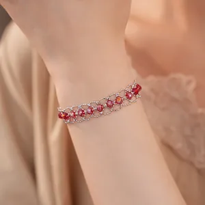 Bracelet tissé élégant avec perles de verre rouges et maille argentée délicate