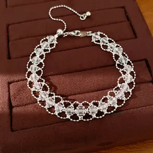Vue détaillée des perles de verre et du tissage en maille argentée du bracelet réglable