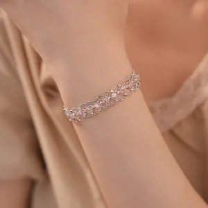 Gros plan d'un élégant bracelet en maille argentée avec perles en verre roses