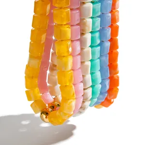 Bunte kubische Steinperlenkette und Armbandstränge im Bohème-Stil