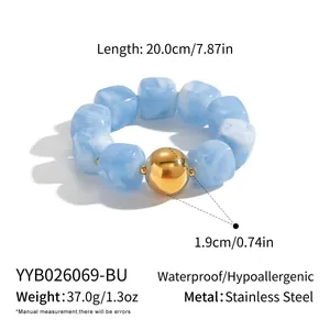 Detailansicht eines blauen Marmorperlen-Armbands mit 1,9 cm goldener Edelstahlperle