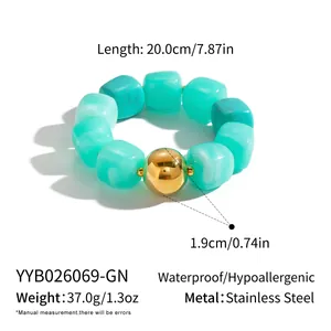 Detailansicht des türkisfarbenen geometrischen Perlenarmbands mit goldener Edelstahlperle
