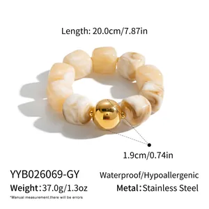 Detailansicht eines geometrischen Marmor-Perlenarmbands mit goldener Edelstahlkugel