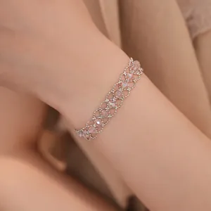 Vue macro montrant les détails complexes de ce bracelet tissé en résille de perles de verre