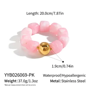 Detailansicht eines rosa quadratischen Perlenarmbands mit goldener Edelstahlkugel und Maßen.