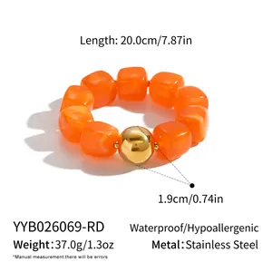 Detailansicht des orangefarbenen Perlenarmbands mit Maßen und Materialinformationen.
