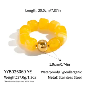 Detailansicht des gelben geometrischen Würfelarmbandes mit goldener Stahlperle