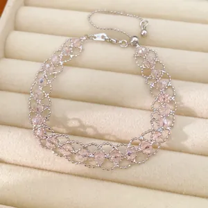 Détail du bracelet en perles de verre roses tissées avec cordon de serrage réglable