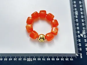 Detailansicht des orangefarbenen Steinfünfeck-Armbands mit Maßstab