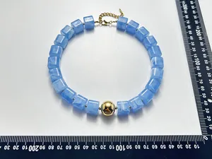Detailansicht der Halskette mit blauen Marmorwürfeln und Messlinealen zur Größenangabe