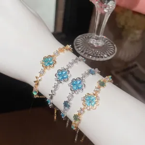 Élégants bracelets fleurs en zircon bleu mer avec cristaux étincelants portés au poignet