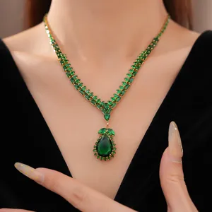 Vintage Halskette mit smaragdgrünen Zirkonia und elegantem Tropfenanhänger für Damen
