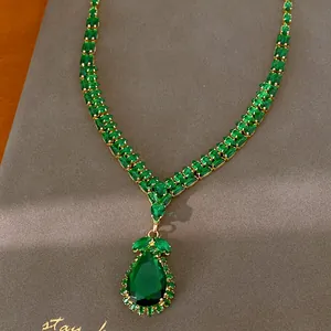 Detailaufnahme einer luxuriösen Vintage-Halskette mit smaragdgrünem Tropfenanhänger