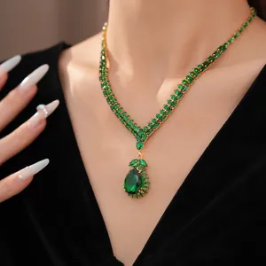 Vintage Smaragdgrüne Zirkonia-Halskette mit birnenförmigem Anhänger-Detail