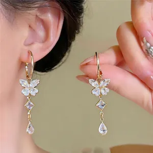 Elegante goldene Schmetterlings-Ohrhänger mit funkelnden Zirkonia-Quasten für Damen
