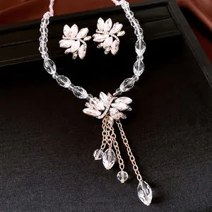 Elegantes Set aus Halskette und Ohrringen mit Kristallblumen und Goldkettenquaste