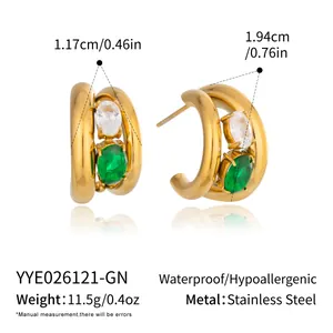 Vue détaillée des boucles d'oreilles en acier inoxydable doré 18 carats avec zircon vert