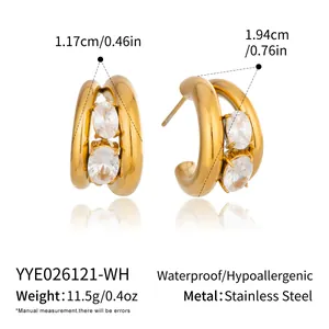 Vue détaillée des boucles d'oreilles en acier inoxydable doré 18K avec deux zircons blancs.