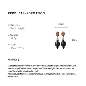 Detaillierte Größen- und Materialangaben für diese langen Tropfenohrringe aus Holz und Acryl.