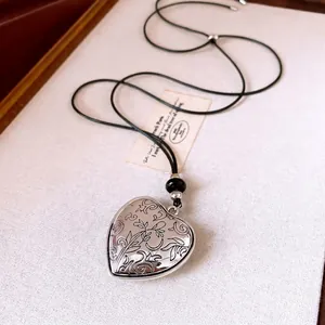 Vintage Legering Floral Gegraveerde Hart Hanger Ketting Met Zwart Leren Touw Eenvoudige Mode Sieraden Voor Vrouwen Dagelijks Cadeau