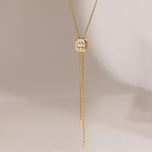 Gros plan détaillé du pendentif carré doré sur un collier lasso réglable élégant