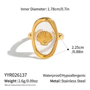 Detailansicht eines goldenen Edelstahlrings mit Muschel sowie Größe und Gewicht