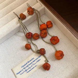 Nahaufnahme von Vintage-Ohrhängern mit kürbisförmigen Holzperlen in einer Schale