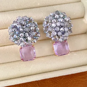 Detailopname van elegante lavendelkleurige vierkante edelsteen oorbellen met zilveren kralen