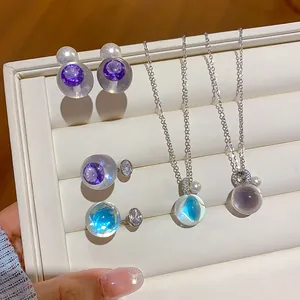 Parure de bijoux en résine translucide avec zircone et perles sur plateau