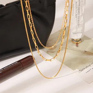 Elegante dreilagige Halskette aus 18 Karat vergoldetem Edelstahl mit verschiedenen Ketten