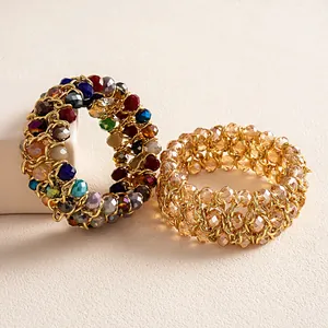Nahaufnahme von Vintage-Glasperlenarmbändern in Mehrfarben und Champagner-Gold