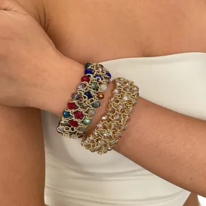 Detailansicht von zwei Vintage-Glasperlenarmbändern am Handgelenk eines Modells