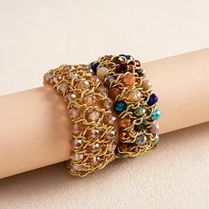 Detailansicht eines vintage Glasperlenarmbands mit goldfarbener geometrischer Gliederkette