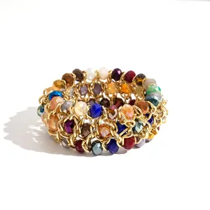 Vintage-Armband mit bunten facettierten Glasperlen und goldener Kette im Retro-Look.