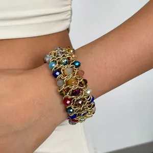 Detailaufnahme eines farbenfrohen Glasperlen-Armbands im Vintage-Stil am Handgelenk
