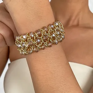 Detailaufnahme eines Retro-Armbands mit facettierten Glasperlen und Goldgliedern