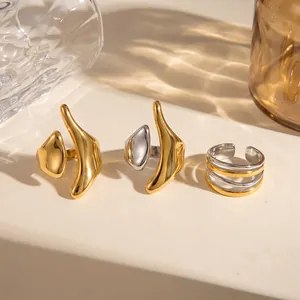 Close-up van minimalistische onregelmatige roestvrijstalen ringen met 18k goudlaag