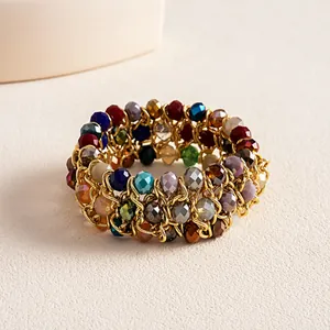 Detailansicht eines Vintage-Armbands mit bunten Glasschliffperlen und geometrischen Details.