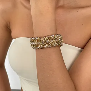 Detailaufnahme eines Vintage-Armbands aus facettierten Glasperlen mit goldfarbenen Gliedern