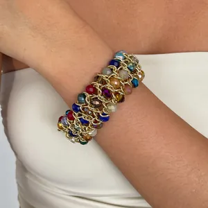 Detailansicht eines Gliederkettenarmbands im Vintage-Stil mit bunten Glasperlen